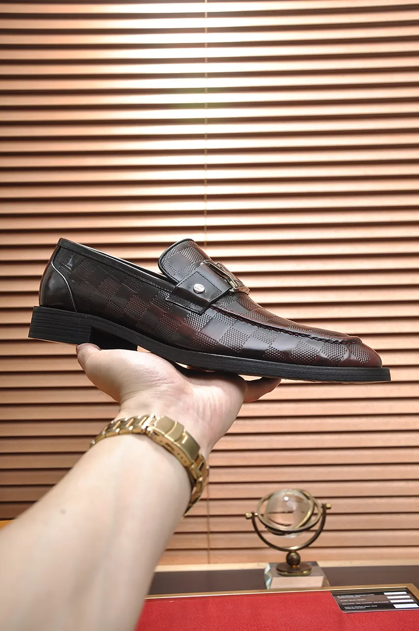 Men's men's shoes 💰520💶 [LV] (original single cowhide lining) 🍀LV's latest genuine leather business suit shoes are launched simultaneously on the official website. The first-layer cowhide imported from Italy is made of heavy gold, 💥official website 1:1 rubber outsole. Versatile to wear, high-end without losing class, and the color combination is extraordinary. This four-season style is alluring when worn on your feet, showing off your big-name flair. Standard code 38-45 (45 customized)